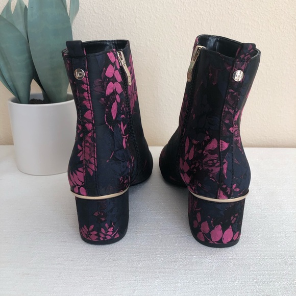 New LIZ CLAIBORNE Gina Black Floral Brocade Memory Foam Ankle Booties Womans 7W - Picture 9 of 12